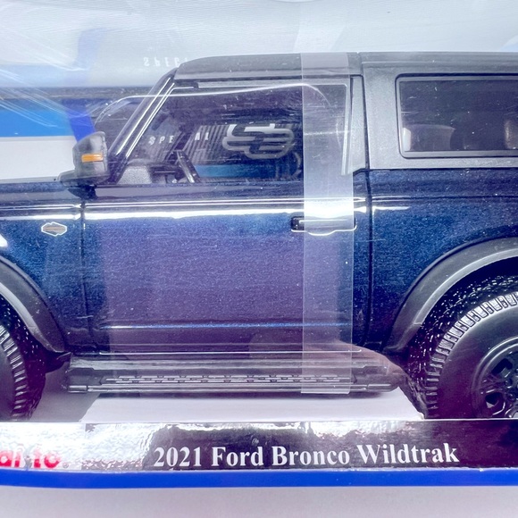 Ford Bronco Wildtrak 2021 Diecast Metal /Plastic 1/18 Dark Blue / Black - Picture 2 of 4